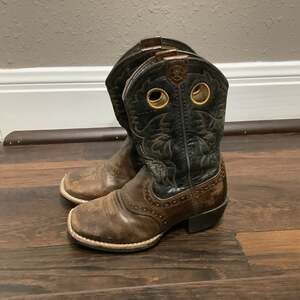Ariat Kids 10 Heritage Roughstock Square Toe Western Boots in Distressed